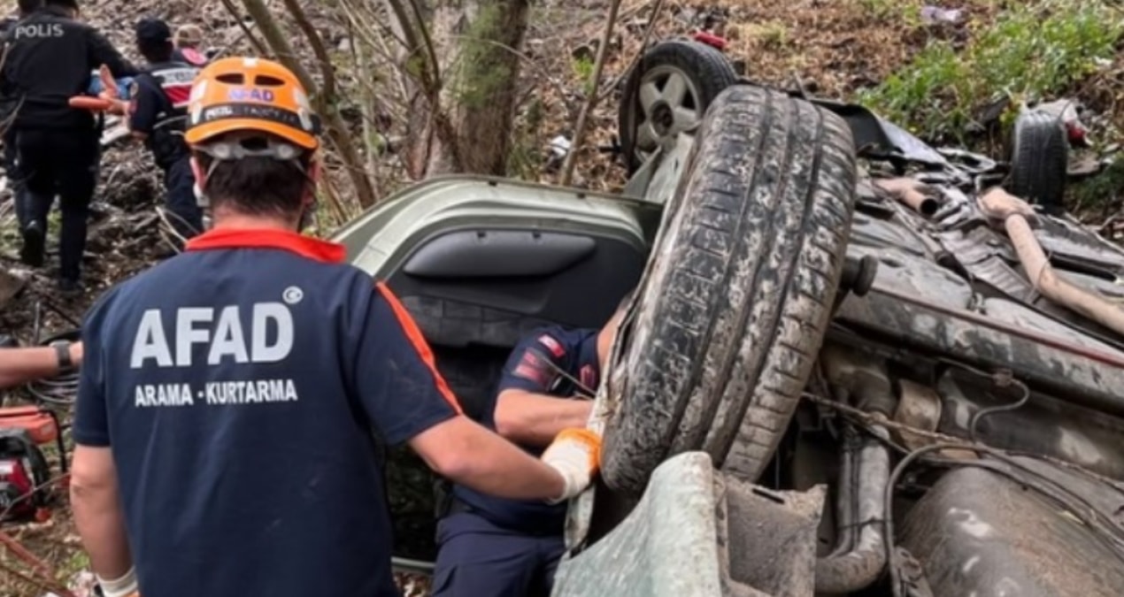 Sivasta otomobil devrildi 1 cocuk oldu 4 kisi yaralandi cI18QzQh